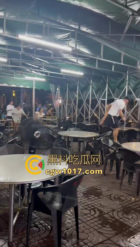 集美开团!温柔姐妹花板凳大战短裤小哥,看出来是真的急了,保安拦都拦不住,上去就是干,姐妹有事是真上!-2