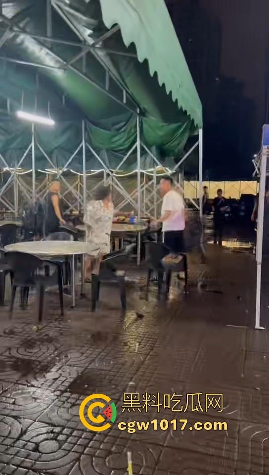 集美开团!温柔姐妹花板凳大战短裤小哥,看出来是真的急了,保安拦都拦不住,上去就是干,姐妹有事是真上!-3