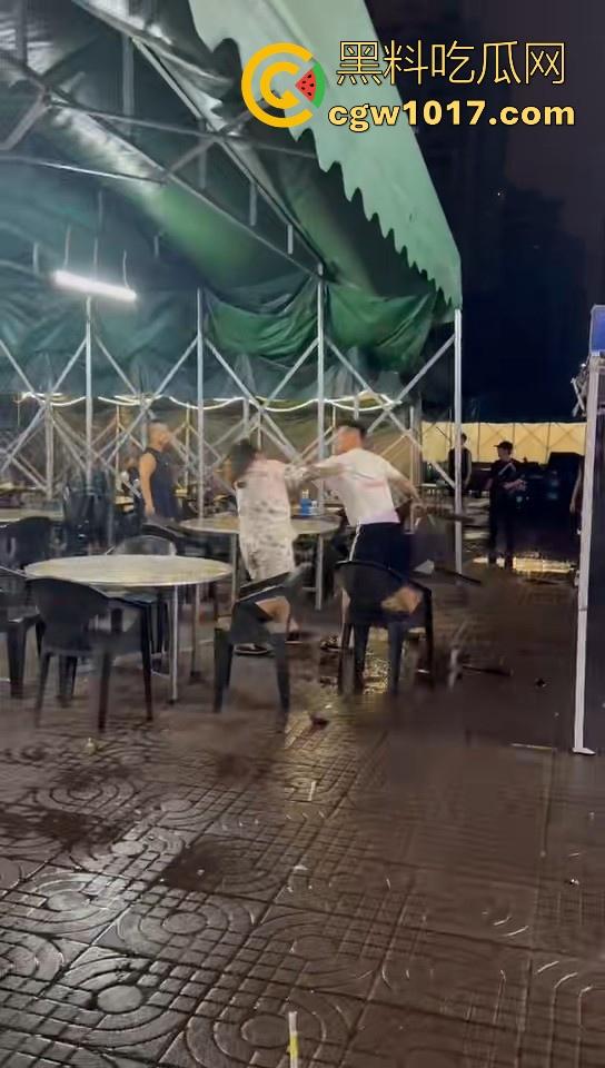 集美开团!温柔姐妹花板凳大战短裤小哥,看出来是真的急了,保安拦都拦不住,上去就是干,姐妹有事是真上!-4