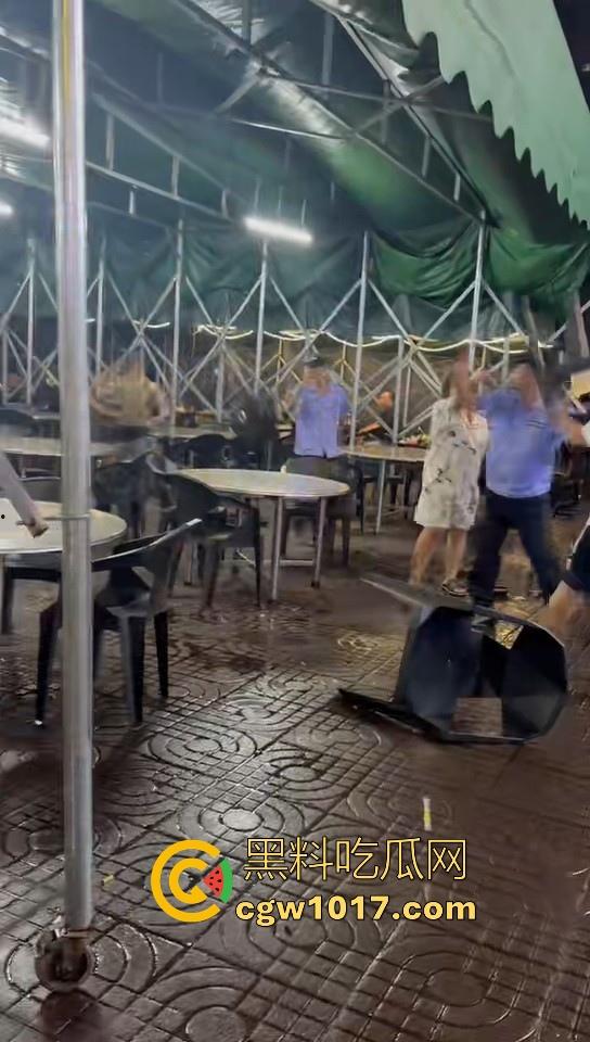 集美开团!温柔姐妹花板凳大战短裤小哥,看出来是真的急了,保安拦都拦不住,上去就是干,姐妹有事是真上!-5