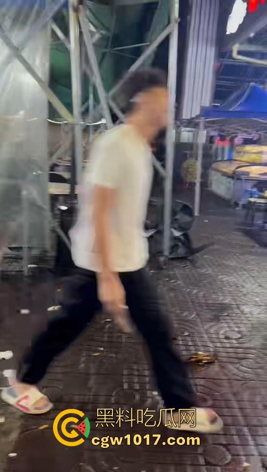 集美开团!温柔姐妹花板凳大战短裤小哥,看出来是真的急了,保安拦都拦不住,上去就是干,姐妹有事是真上!-6