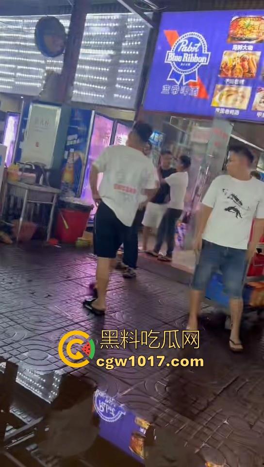 集美开团!温柔姐妹花板凳大战短裤小哥,看出来是真的急了,保安拦都拦不住,上去就是干,姐妹有事是真上!-7