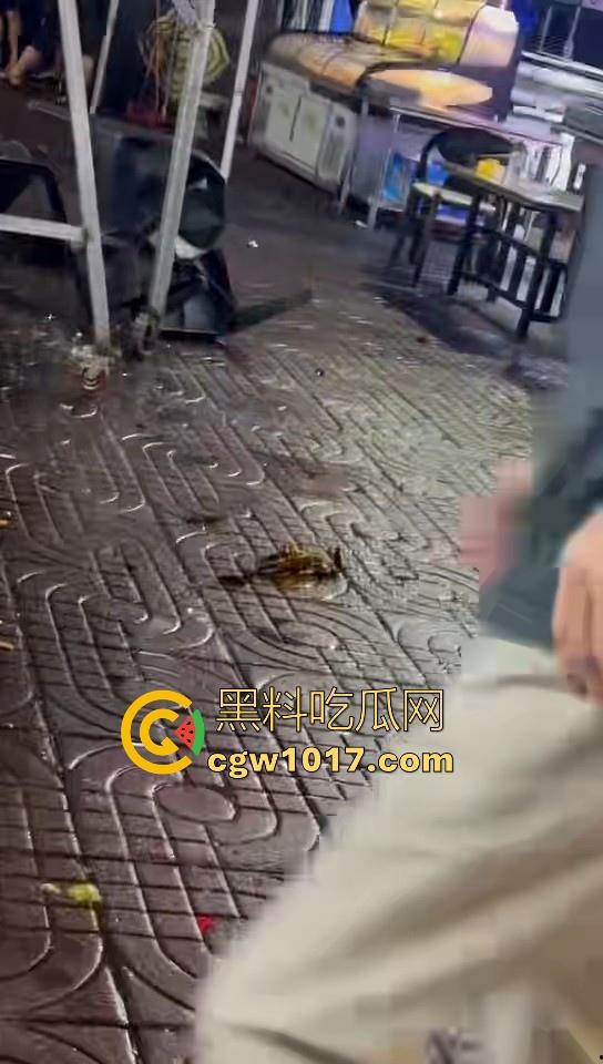 集美开团!温柔姐妹花板凳大战短裤小哥,看出来是真的急了,保安拦都拦不住,上去就是干,姐妹有事是真上!-8