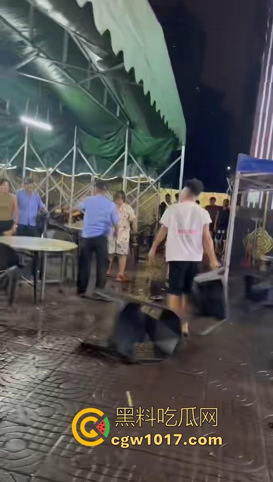 集美开团!温柔姐妹花板凳大战短裤小哥,看出来是真的急了,保安拦都拦不住,上去就是干,姐妹有事是真上!-9