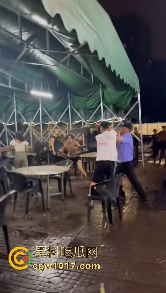 集美开团!温柔姐妹花板凳大战短裤小哥,看出来是真的急了,保安拦都拦不住,上去就是干,姐妹有事是真上!-10