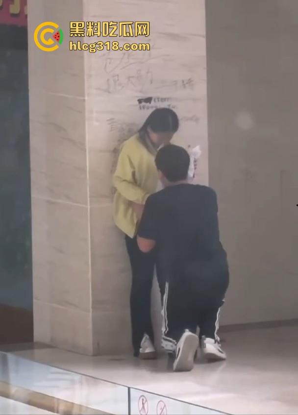 孩子这么大还没有断奶?淫荡小情侣商场角落在线吃奶,下跪头埋胸狂舔大奶,可能孩子真饿了!-2