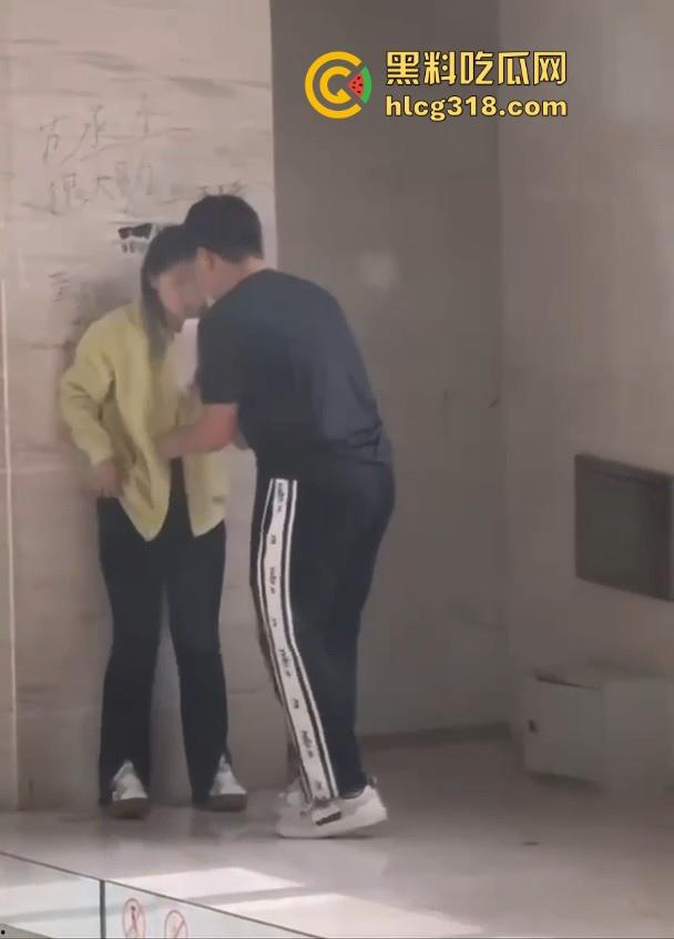 孩子这么大还没有断奶?淫荡小情侣商场角落在线吃奶,下跪头埋胸狂舔大奶,可能孩子真饿了!-3