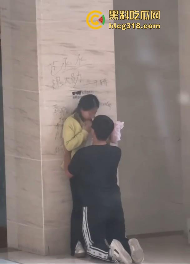 孩子这么大还没有断奶?淫荡小情侣商场角落在线吃奶,下跪头埋胸狂舔大奶,可能孩子真饿了!-5