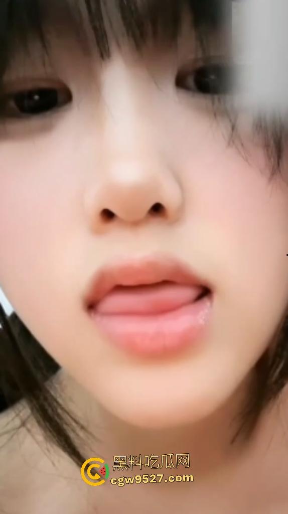 湖北清纯萝莉变金主淫宠!开视频露蝴蝶逼和大奶子献媚,带着美甲还敢自慰,舌头卷起来挑逗金主!-8