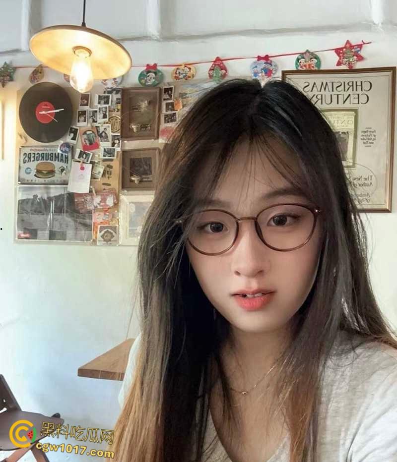 深圳清纯女实习生【罗梦瑶】,被领导陪酒潜规则,娴熟口技吸吮大屌,女上骑乘淫水泛滥,职场的眼镜妹就是反差!-1