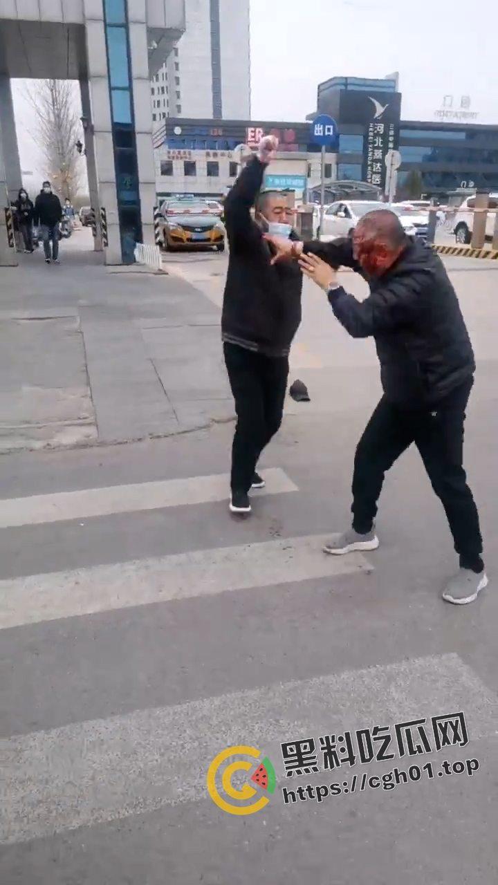 河北燕郊滴滴大战出租车!因为15元得单子出租车司机拿螺丝刀把滴滴司机脑袋捅烂 现场血腥画面流出-2