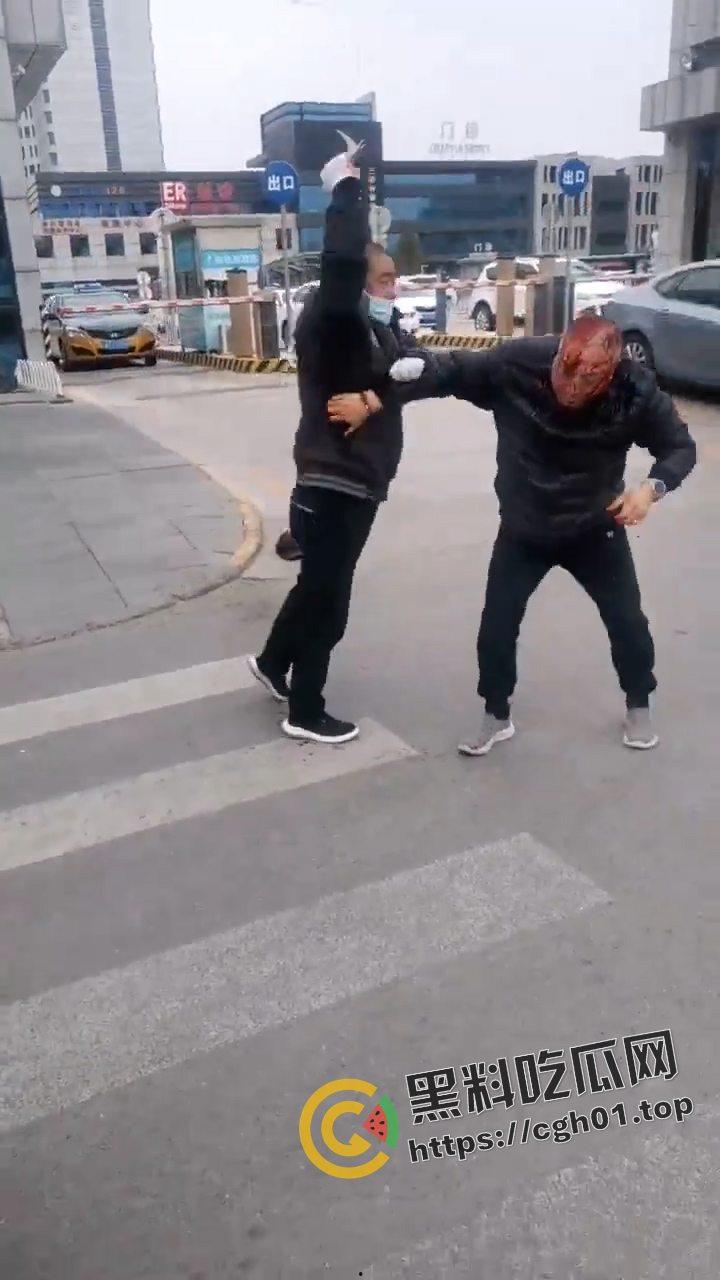 河北燕郊滴滴大战出租车!因为15元得单子出租车司机拿螺丝刀把滴滴司机脑袋捅烂 现场血腥画面流出-3