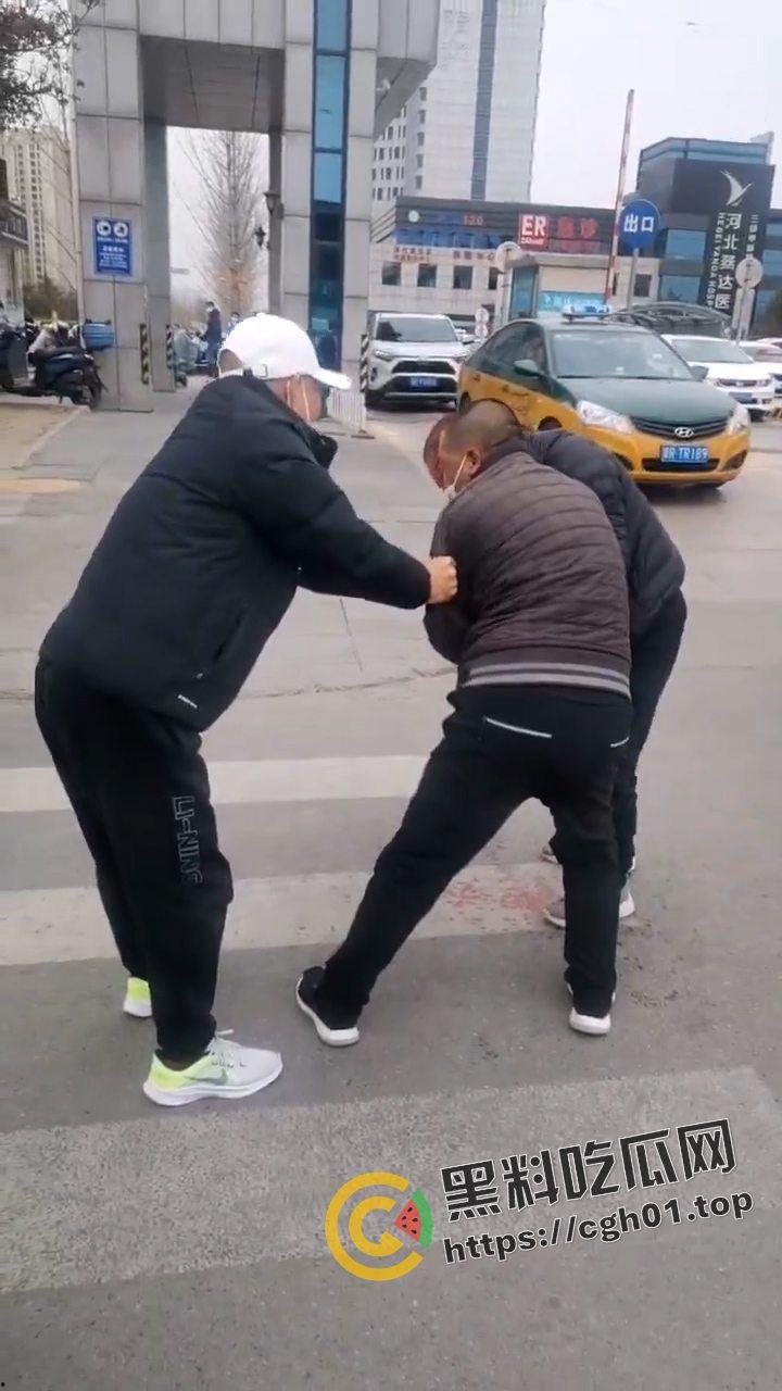 河北燕郊滴滴大战出租车!因为15元得单子出租车司机拿螺丝刀把滴滴司机脑袋捅烂 现场血腥画面流出-4