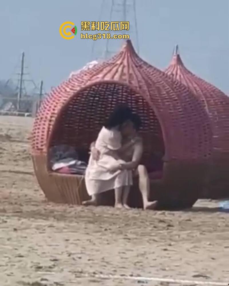 三亚沙滩情侣户外当众野战,精虫上脑被偷拍视若无睹继续干,吹着海风操着自己心爱的女人!-5