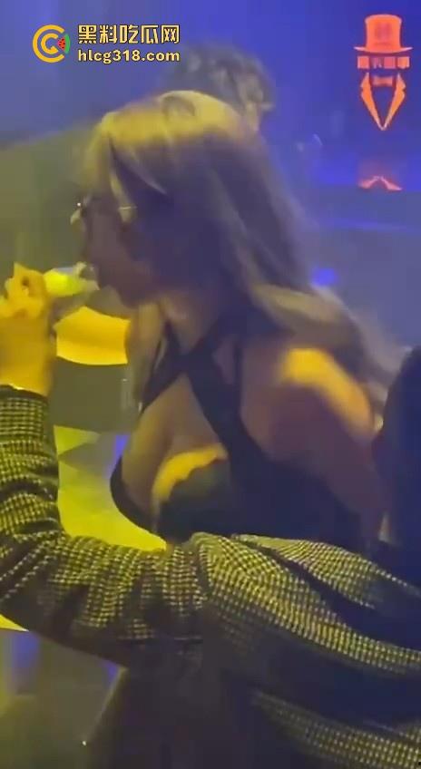 富二代怒砸2万拿下极品酒吧模特,口含酒瓶哪骚劲去哪了,刚刚有多骚在床上就被操得有多猛!-3