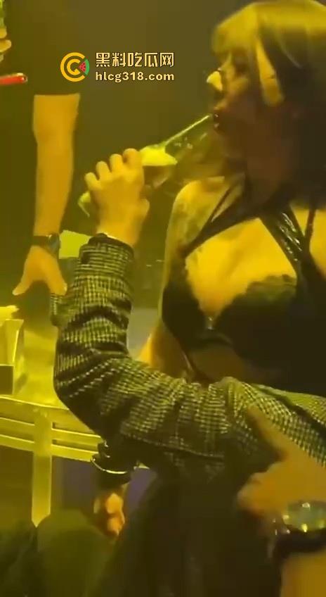 富二代怒砸2万拿下极品酒吧模特,口含酒瓶哪骚劲去哪了,刚刚有多骚在床上就被操得有多猛!-4