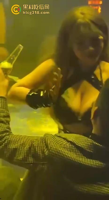 富二代怒砸2万拿下极品酒吧模特,口含酒瓶哪骚劲去哪了,刚刚有多骚在床上就被操得有多猛!-5