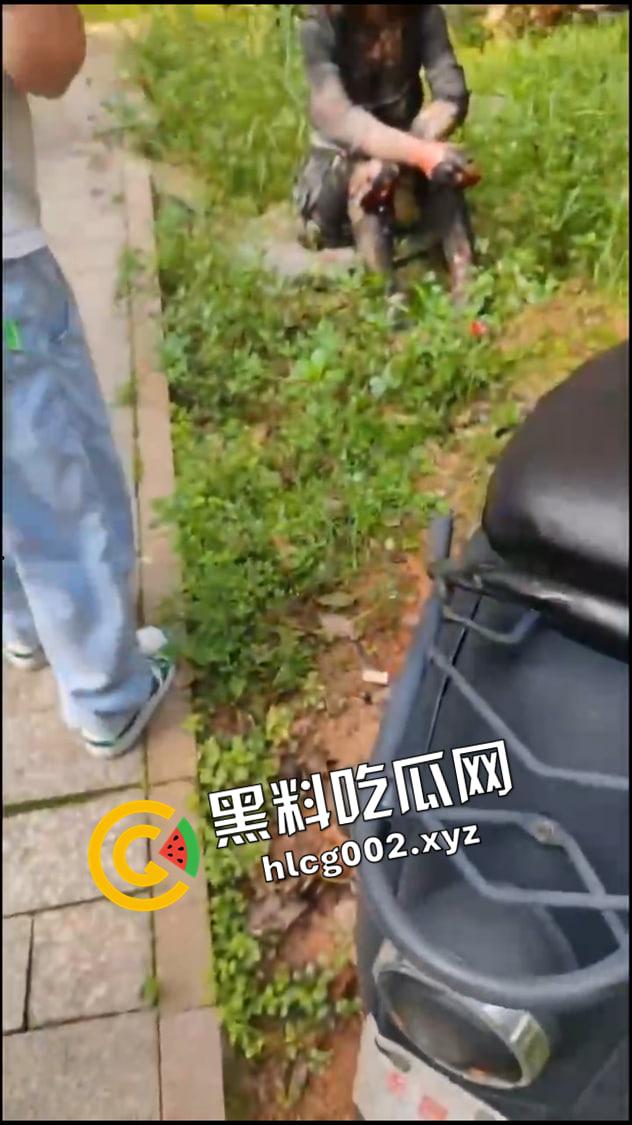江西南昌小区内突起火灾 女子全身被被烧糊成功逃生 现场视频流出 惨不忍睹 衣服都烧焦贴在身上-2
