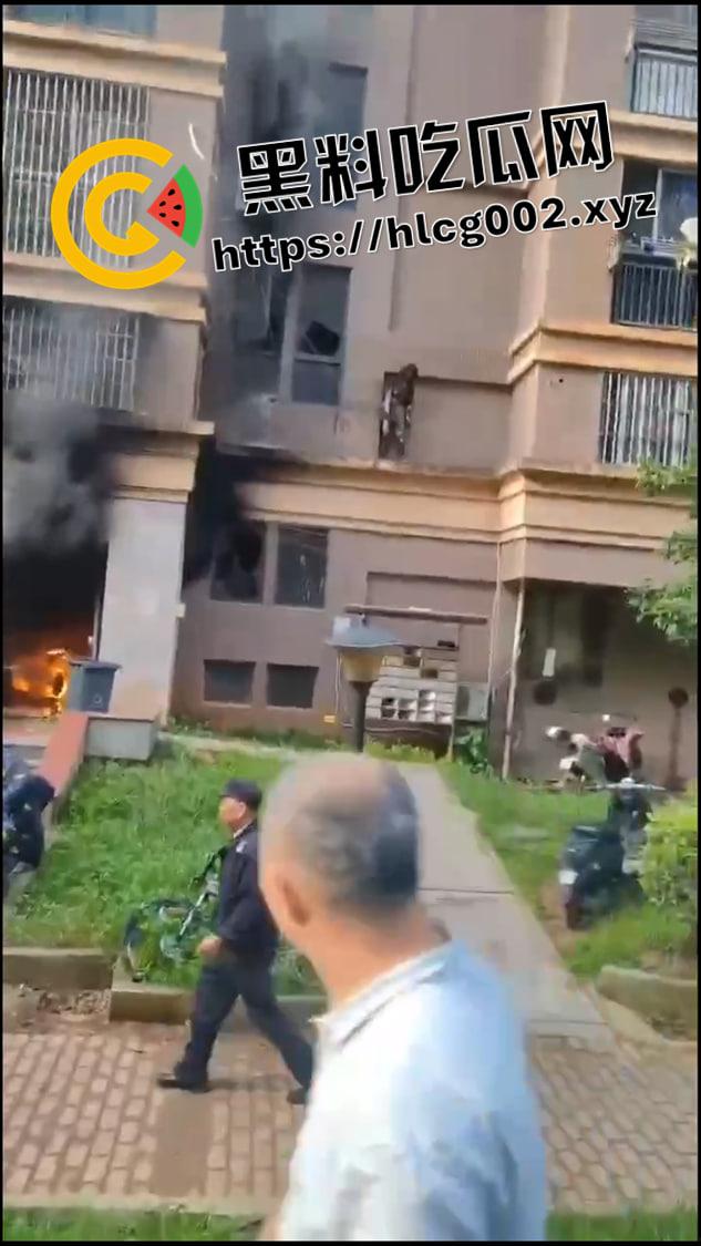 江西南昌小区内突起火灾 女子全身被被烧糊成功逃生 现场视频流出 惨不忍睹 衣服都烧焦贴在身上-3