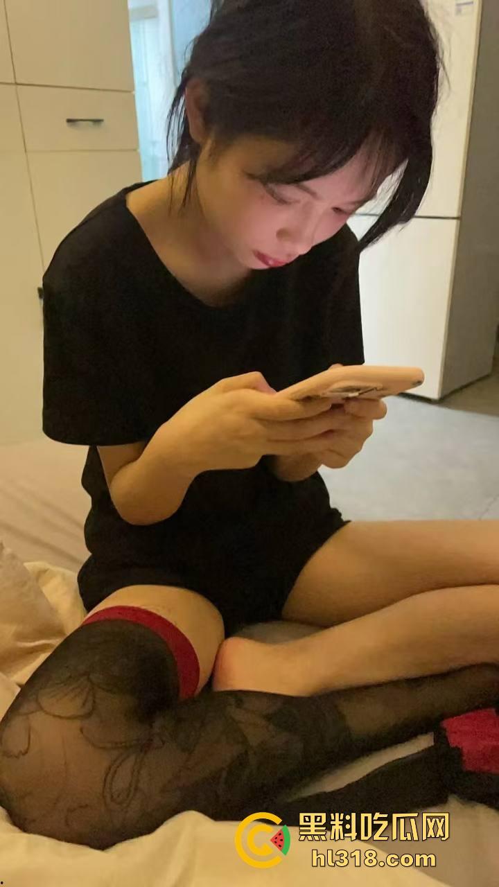 精神小伙玩得就是刺激!兄弟在朋友也不怕,盖上被子就开操,真开放啊,兄弟我能加入战斗不!-1