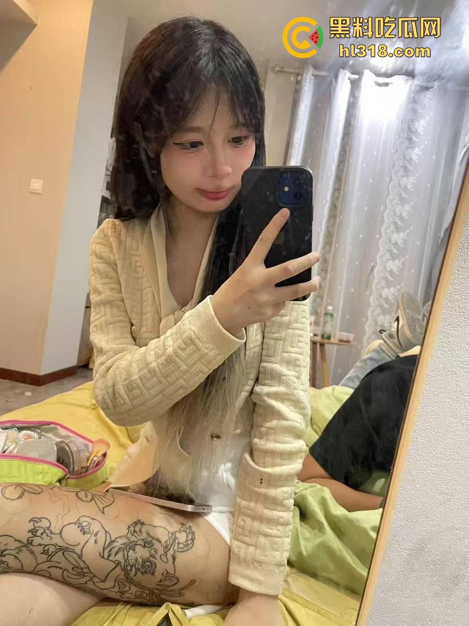 精神小伙玩得就是刺激!兄弟在朋友也不怕,盖上被子就开操,真开放啊,兄弟我能加入战斗不!-2