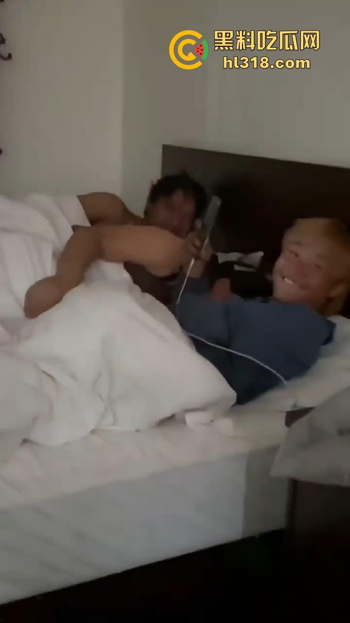 精神小伙玩得就是刺激!兄弟在朋友也不怕,盖上被子就开操,真开放啊,兄弟我能加入战斗不!-3