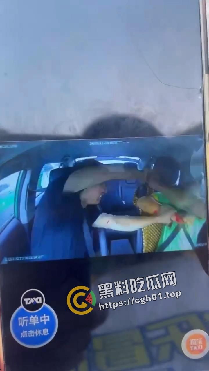 珠海出租车被杀事件车内监控流出!副驾驶毫无征兆拿刀就捅 肚子都被划开 血腥慎入-4