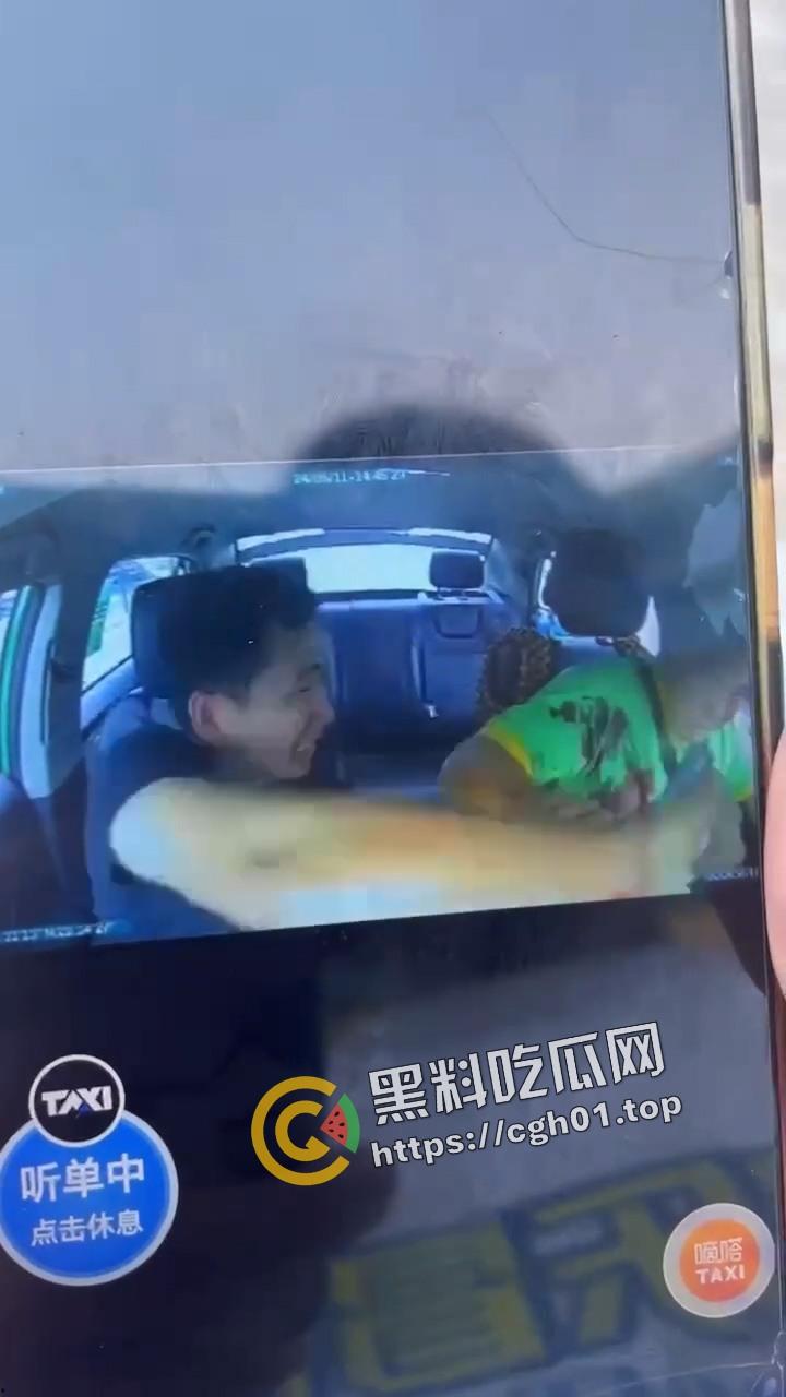 珠海出租车被杀事件车内监控流出!副驾驶毫无征兆拿刀就捅 肚子都被划开 血腥慎入-5