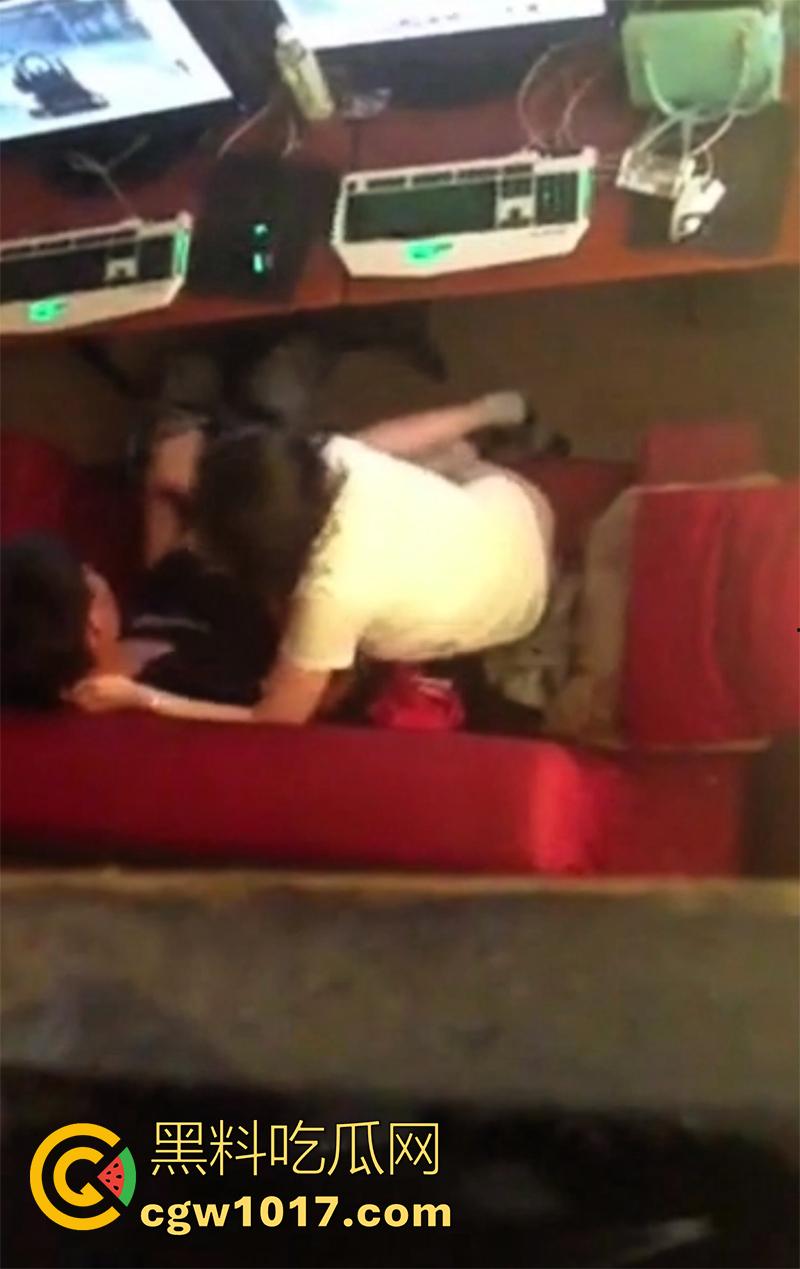 兄弟女友不客气!真实偷拍网吧偷情,男友有急事回家,结果刚走骚逼就吃上他兄弟的鸡巴,女上位疯狂抽插。-4