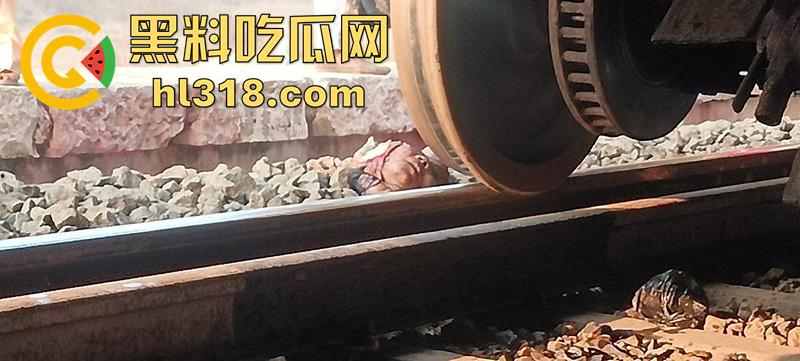 印度谣言造成大祸,大聪明编造车厢着火谣言,导致气氛混乱多人跳车逃生,被疾驰而来的火车撞死!-1