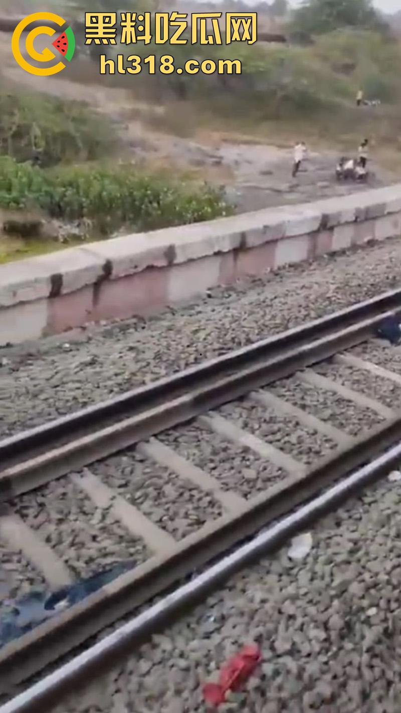 印度谣言造成大祸,大聪明编造车厢着火谣言,导致气氛混乱多人跳车逃生,被疾驰而来的火车撞死!-3