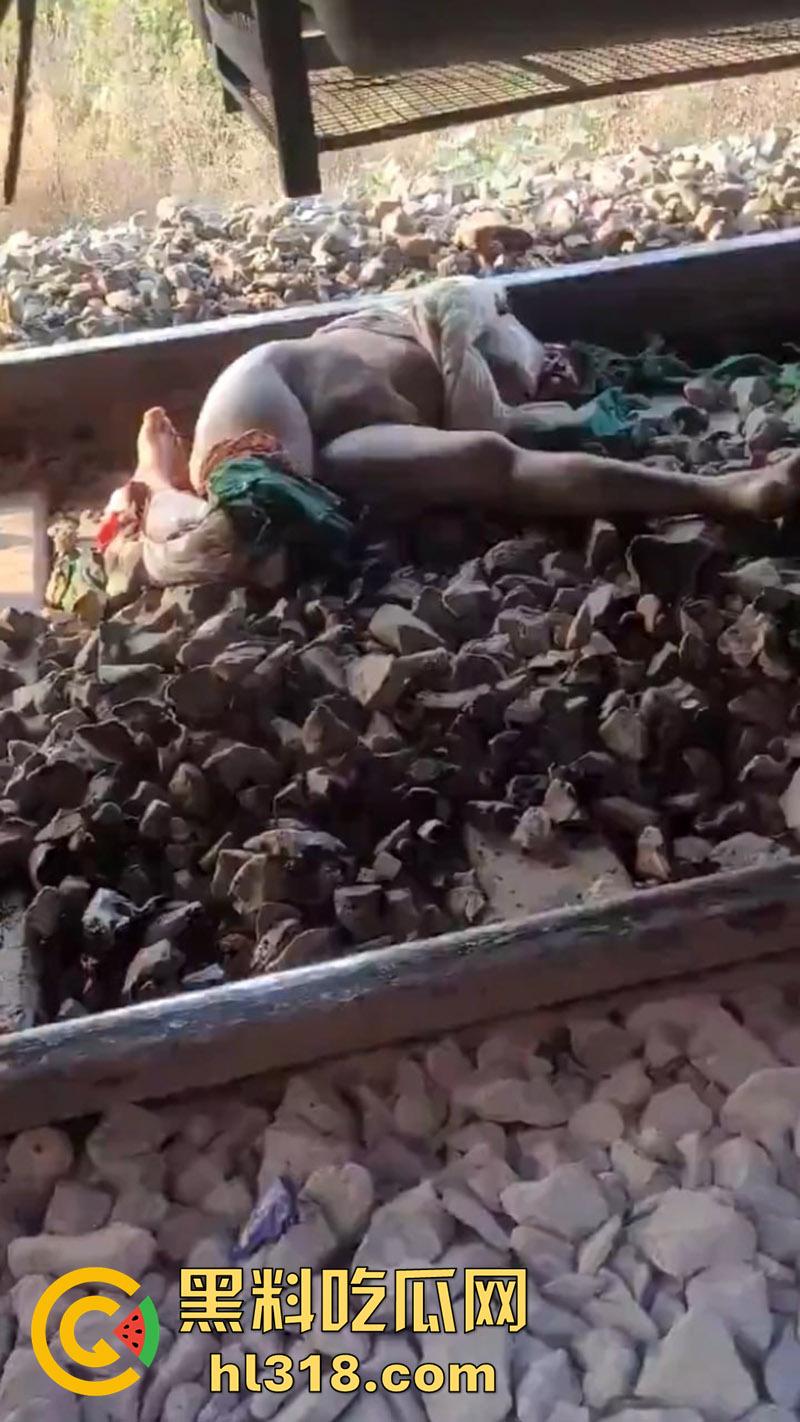 印度谣言造成大祸,大聪明编造车厢着火谣言,导致气氛混乱多人跳车逃生,被疾驰而来的火车撞死!-4