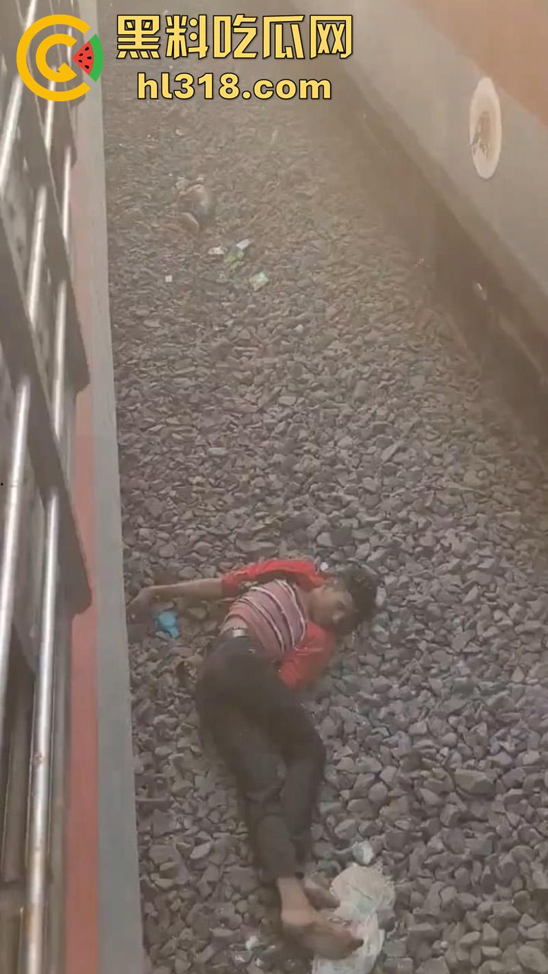 印度谣言造成大祸,大聪明编造车厢着火谣言,导致气氛混乱多人跳车逃生,被疾驰而来的火车撞死!-5