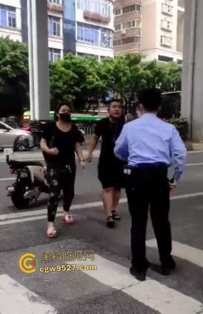 广州猛男怒打交警!因不满罚单当街狂扇头,警帽直接飞天,老婆在一旁看戏,看来这是想老公进去?-1