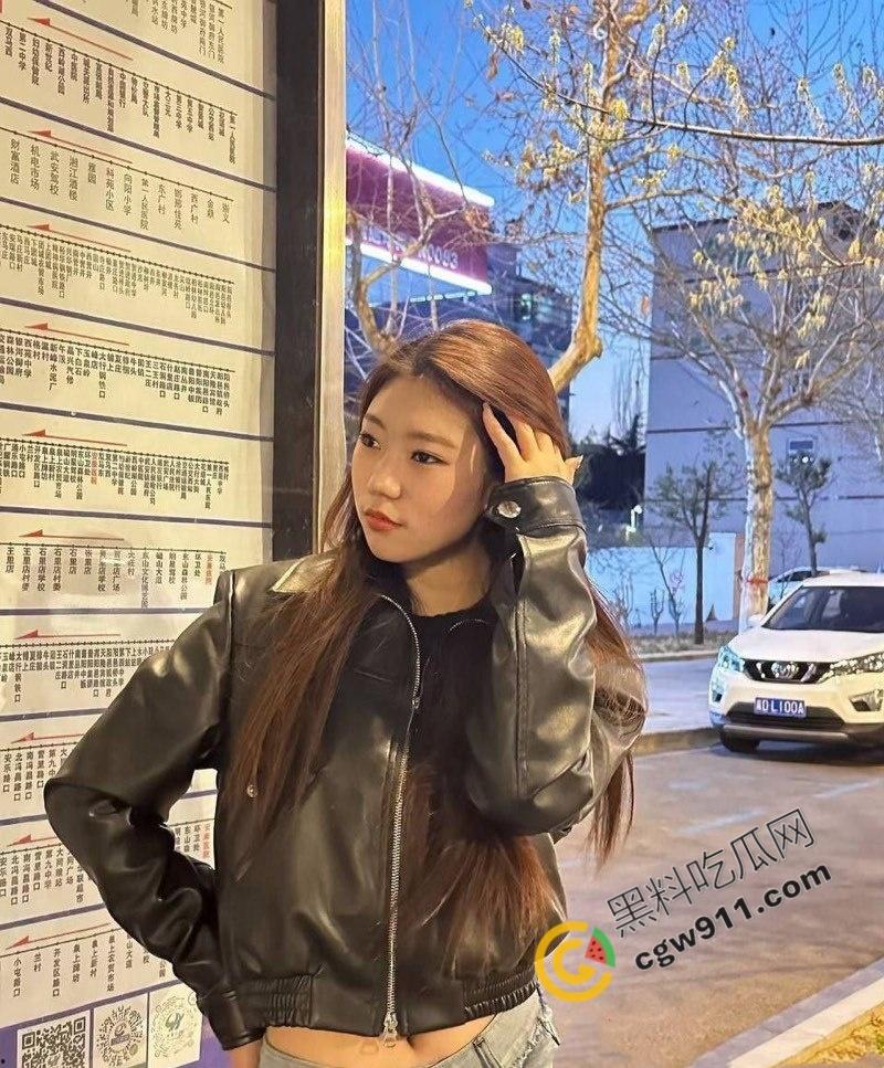 西安外国语大学校花【何岚婷】万元包养记:黑丝开裆被狂暴后入,跪地深喉,淫水四溢,金主疯狂调教,淫荡至极!-1