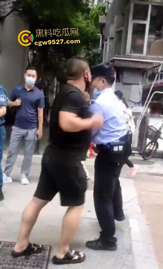 广州猛男怒打交警!因不满罚单当街狂扇头,警帽直接飞天,老婆在一旁看戏,看来这是想老公进去?-3