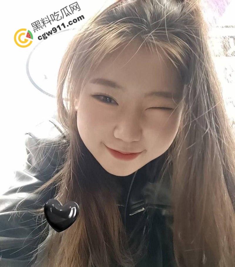 西安外国语大学校花【何岚婷】万元包养记:黑丝开裆被狂暴后入,跪地深喉,淫水四溢,金主疯狂调教,淫荡至极!-2