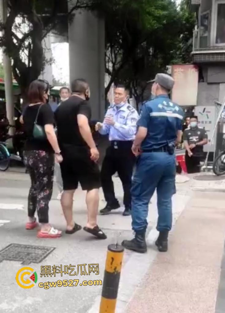 广州猛男怒打交警!因不满罚单当街狂扇头,警帽直接飞天,老婆在一旁看戏,看来这是想老公进去?-5