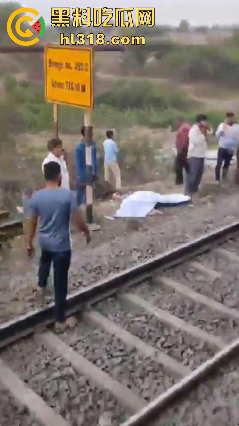 印度谣言造成大祸,大聪明编造车厢着火谣言,导致气氛混乱多人跳车逃生,被疾驰而来的火车撞死!-8