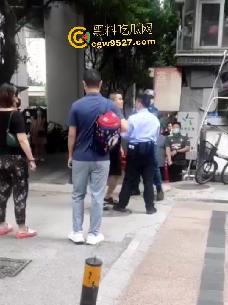 广州猛男怒打交警!因不满罚单当街狂扇头,警帽直接飞天,老婆在一旁看戏,看来这是想老公进去?-7