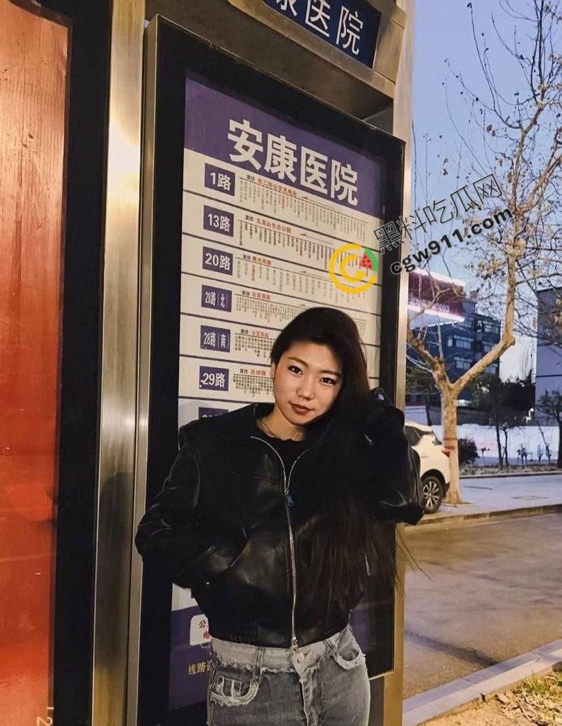 西安外国语大学校花【何岚婷】万元包养记:黑丝开裆被狂暴后入,跪地深喉,淫水四溢,金主疯狂调教,淫荡至极!-6