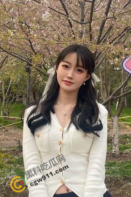 湖南骚妻【刘笑雨】激情榨精,枸杞都很难治好!苗条身材性感迷人,毒龙口交狂野诱惑,淫骚至极-1