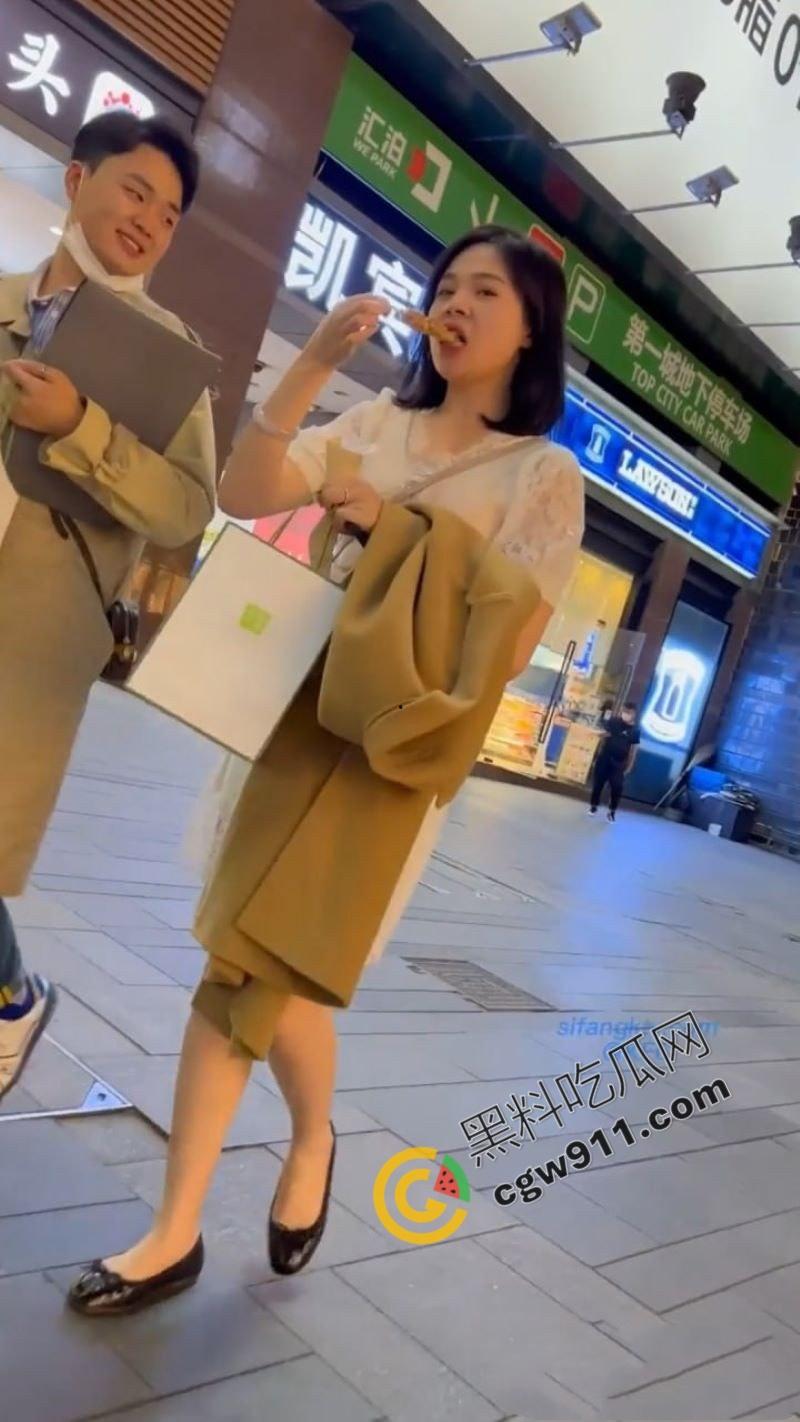 清纯少妇真空逛街,裙下春光乍现,丰满胸器若隐若现,湿润美穴引人遐想,性感曲线魅惑无限-5