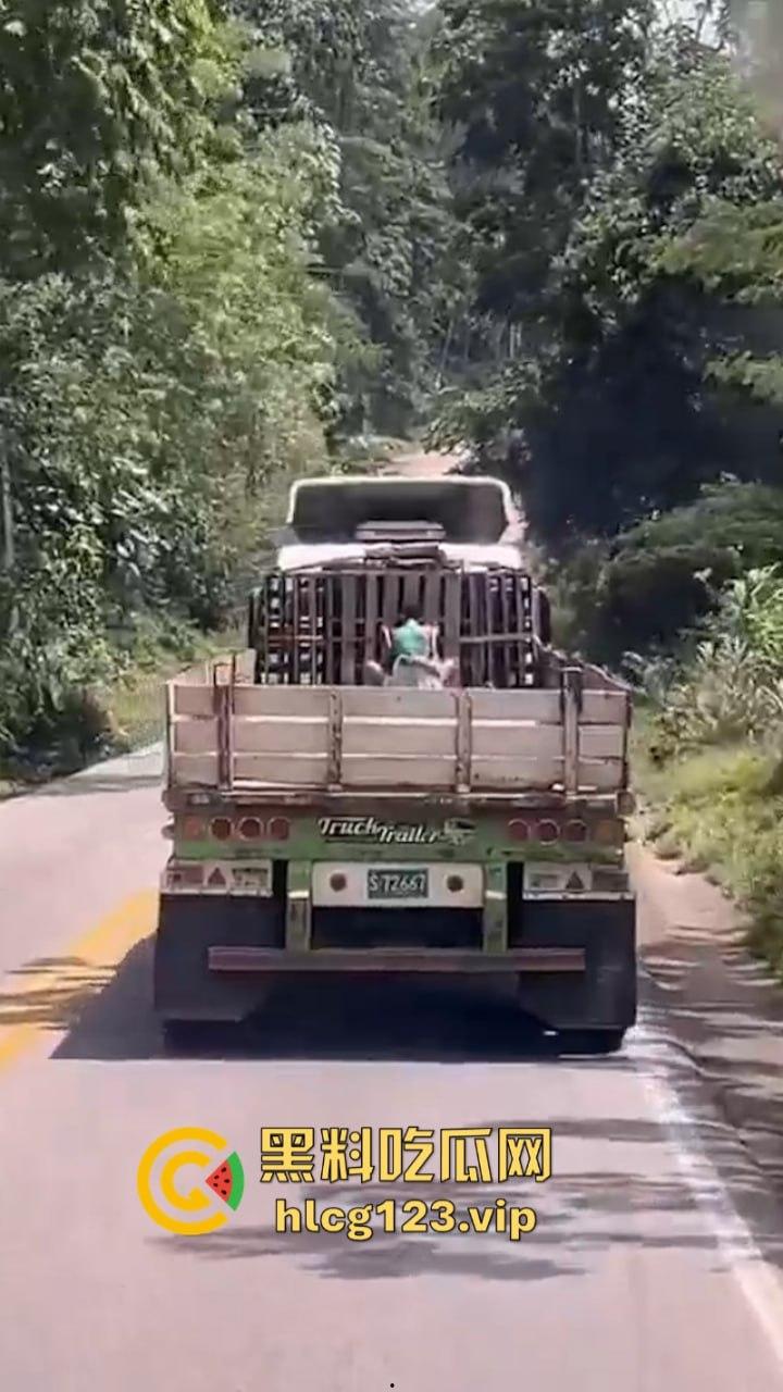 小情侣货车后斗露天啪啪 高潮过后两个人都愣了 居然被后车拍下全过程-1