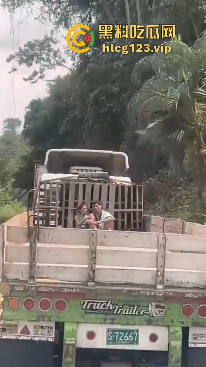 小情侣货车后斗露天啪啪 高潮过后两个人都愣了 居然被后车拍下全过程-2