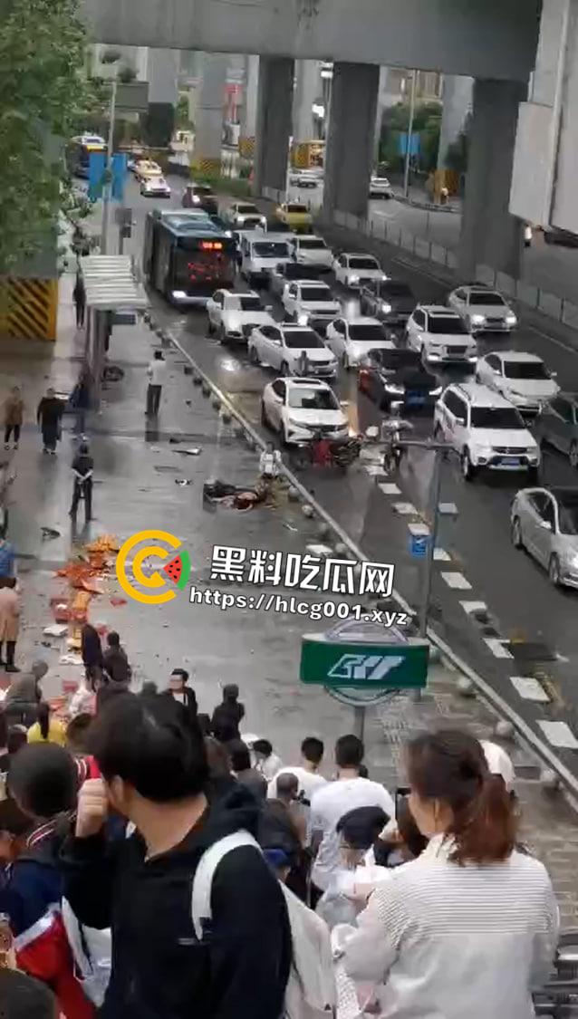 重庆巴南区一男子驾小型汽车因操作不当车辆失控致1人死亡十几人受伤-2