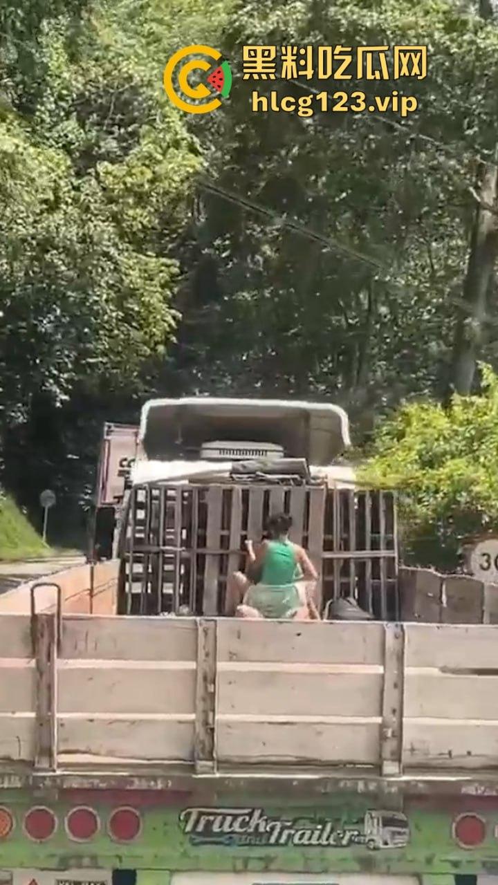 小情侣货车后斗露天啪啪 高潮过后两个人都愣了 居然被后车拍下全过程-7