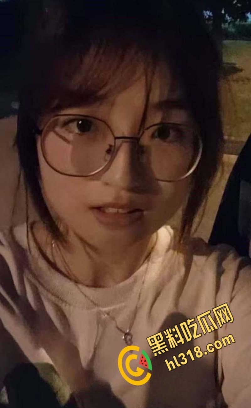 广西柳州反差眼镜妹,在校期间到处勾搭帅哥,多次跟学长出去开房3P,完美露脸母狗属性十分淫荡!-3