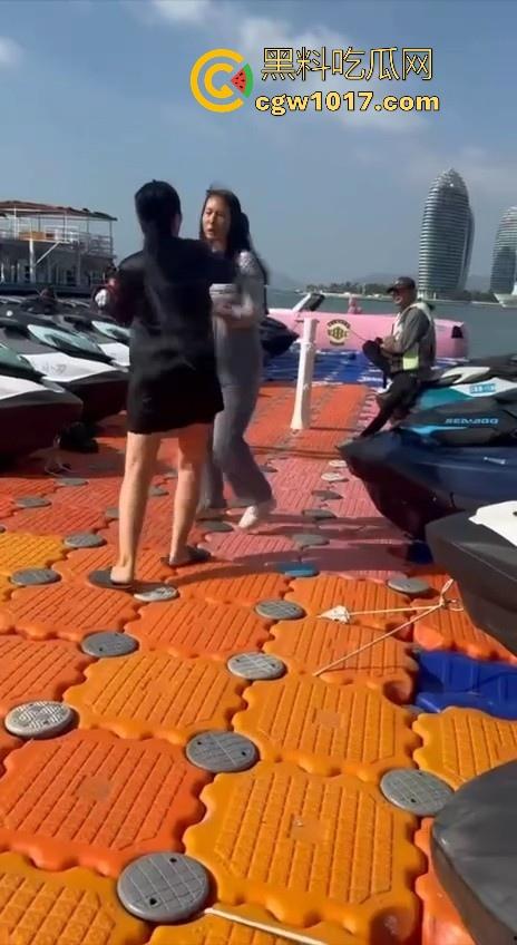 海南三亚钟情会所海边两大极品女现场撕逼,谁也不服谁直接开干,扯头发抓胸打起来丝毫不输男的,拦都拦不开!-3