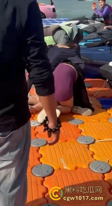 海南三亚钟情会所海边两大极品女现场撕逼,谁也不服谁直接开干,扯头发抓胸打起来丝毫不输男的,拦都拦不开!-4